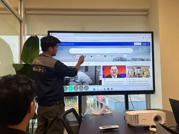 Team Arvia annotating directly on Arvia Smartboard Vesstech Synergy Bangi