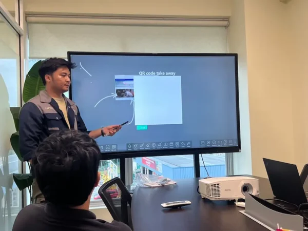 Team Arvia annotating directly on Arvia Smartboard Vesstech Synergy Bangi