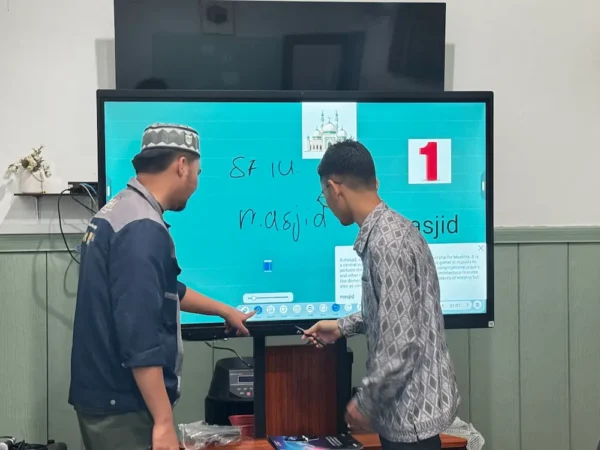 AJK Masjid Seksyen 7 menggunakan smartboard islamik Arvia semasa mesyuarat, projek rangkaian Arvia-Israk