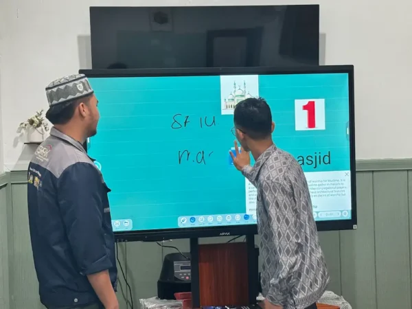Paparan dekat skrin sentuh Smartboard AI Arvia di Masjid Seksyen 7 Shah Alam