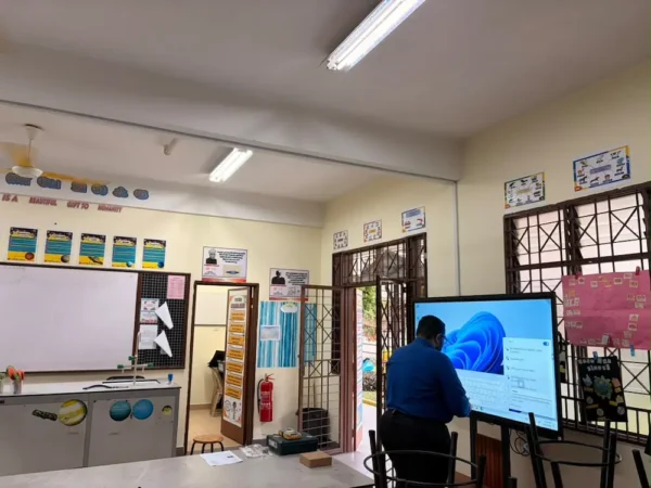 Teacher testing multi-device screen sharing on Arvia Smartboard at SJK(T) Kangkar Pulai for PdP lessons