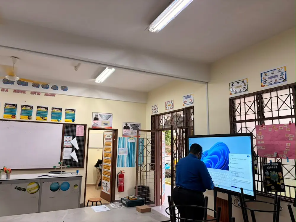 Smartboard Arvia Sjkt Kangkar Pulai: Proven 2026 Upgrade Teacher testing multi-device screen sharing on Smartboard Arvia at SJK(T) Kangkar Pulai for PdP lessons