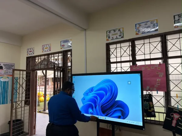 Teacher at SJK(T) Kangkar Pulai testing Arvia Smartboard SJKT Kangkar Pulai save and send to phone feature, set up by Israk Solutions
