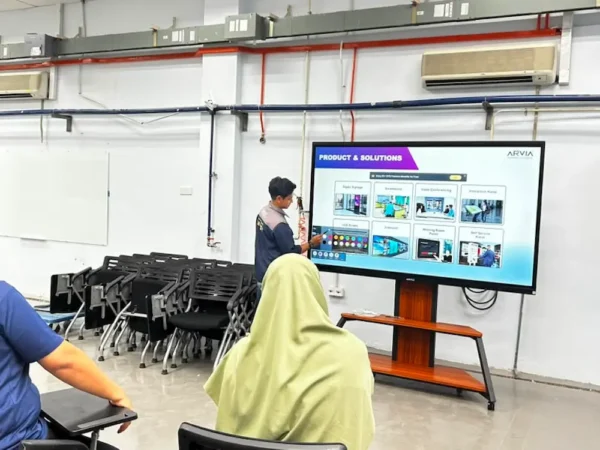 Lecturer using Arviaboard digital interactive whiteboard on Arvia Smartboard UniKL Kulim