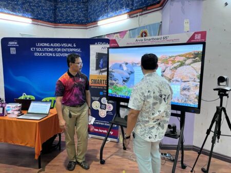 a-man-explore-smartboard-arv100-at-booth-mrsm-debate