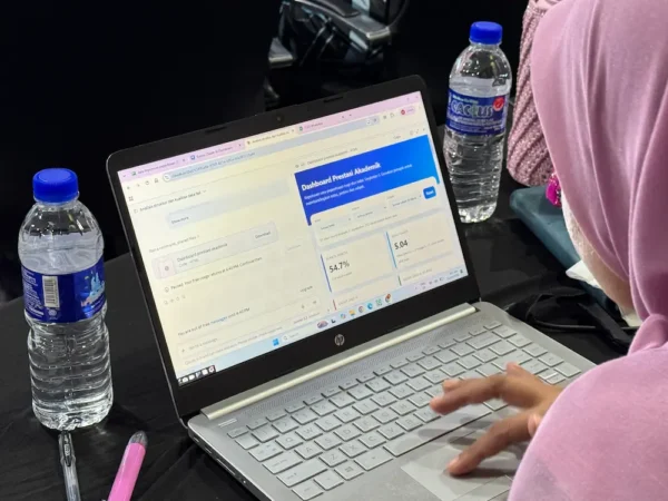 Putrajaya teachers building a dashboard hands-on during the Israk Solutions Claude AI training for teachers