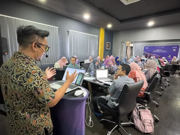 Israk Solutions trainer leading a Claude AI training for teachers session with JPWPP educators in Puchong