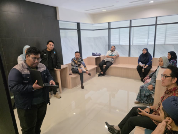 Arvia team teach JKR Putrajaya staff how to operate Digital Standee Kiosk Arvia Putrajaya