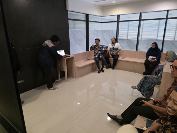 Arvia team teach JKR Putrajaya staff how to push content to Digital Standee Kiosk