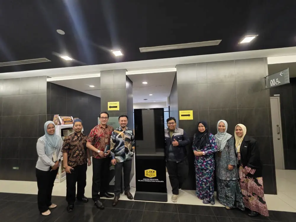 Digital Standee Kiosk Arvia Putrajaya JKR Putrajaya with Arvia team at Digital Standee Kiosk Arvia Putrajaya delivery