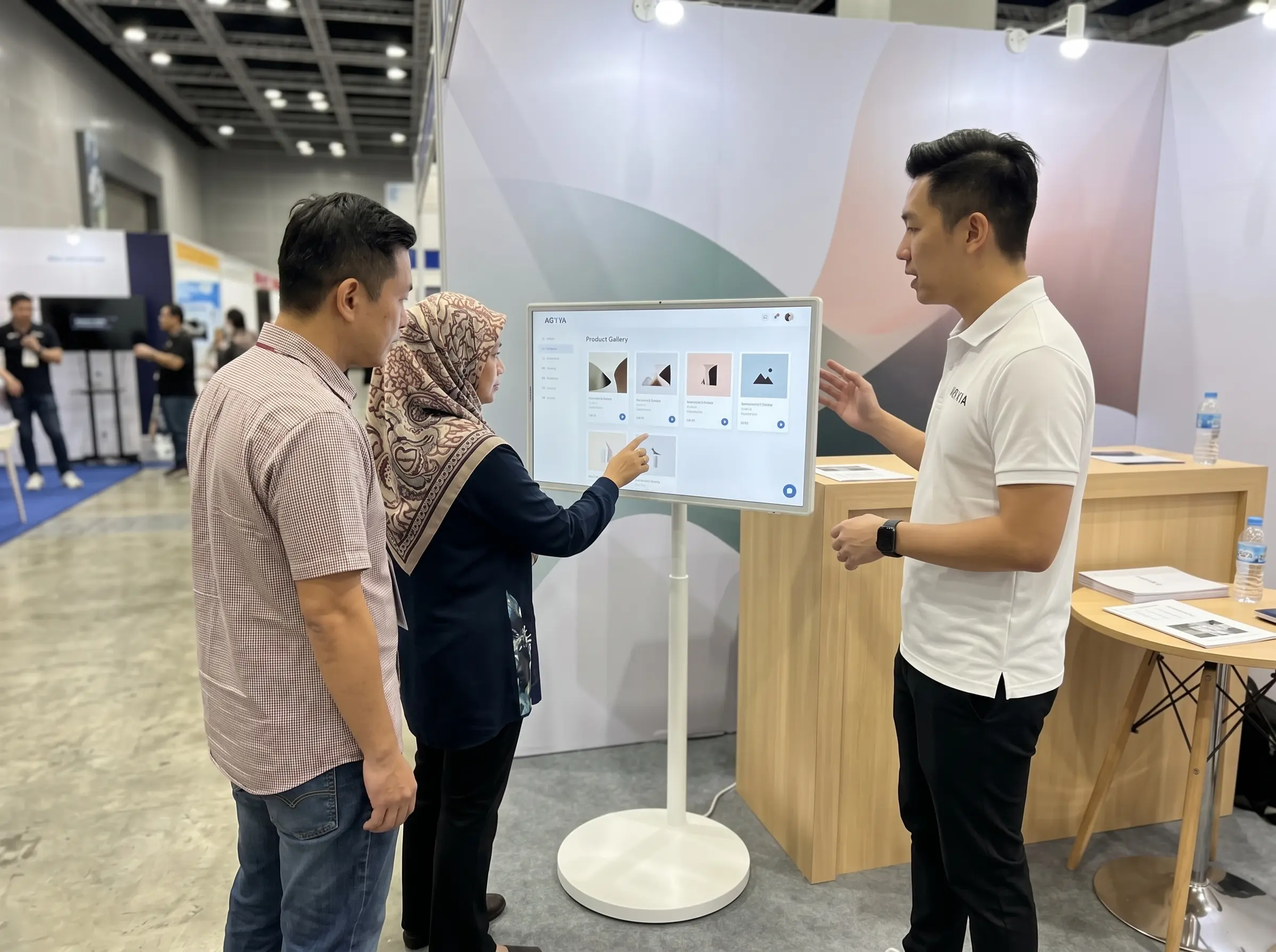 Fliptouch: 7 Essential Perkara Sebelum Membeli FlipTouch used for interactive presentations and customer engagement in Malaysia