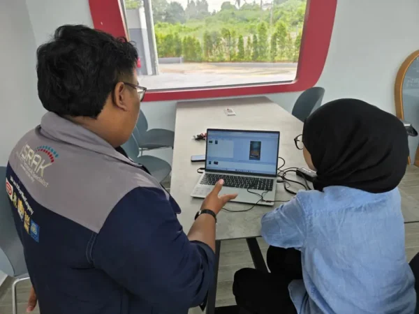 Perodua Jalan Reko staff learning to update promotions on the floor standing kiosk using CDMS, supported by Israk Solutions