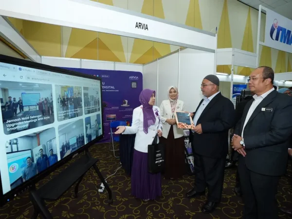 Arvia team with Dato Wan Sukairi and PLANMalaysia Pengerusi at the Smart Terengganu 2040 showcase