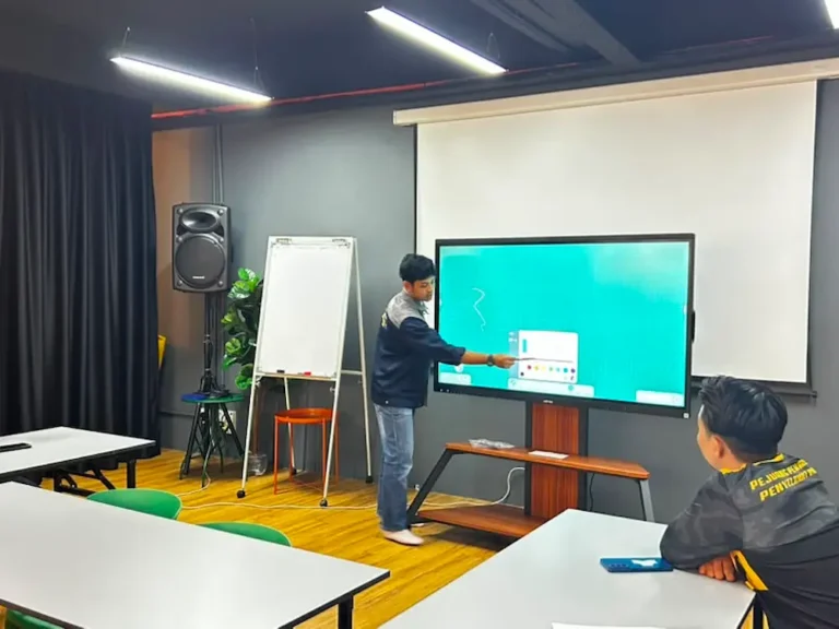 Smartboard AI Arvia 65 inci dipasang di bilik mesyuarat Kausar Wealth Management, projek rangkaian Israk Solutions