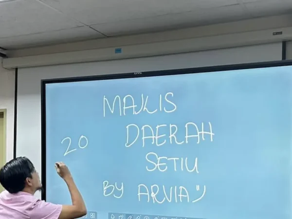 Majlis Daerah Setiu officer annotating directly on the AI smartboard Terengganu display during a meeting