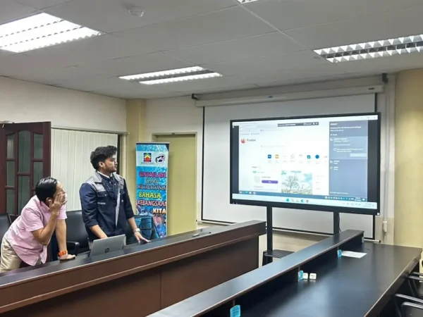 Arvia trainer demonstrating wireless screen sharing from laptop to AI smartboard Terengganu display