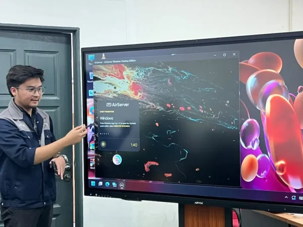 Israk Solutions team demonstrating wireless screen sharing from multiple devices on the AI smartboard Penang unit at Perda Tech
