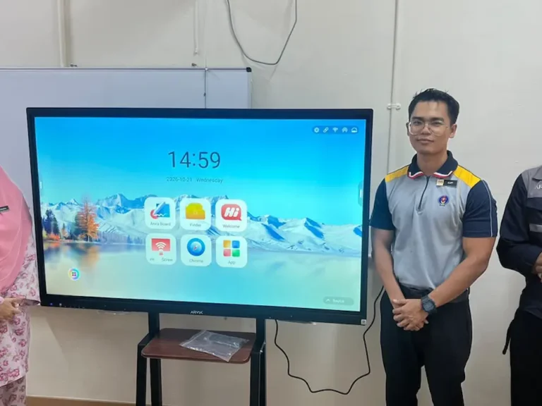 Arvia team with SK PPKI Taiping teacher after the AI smartboard for special education installation