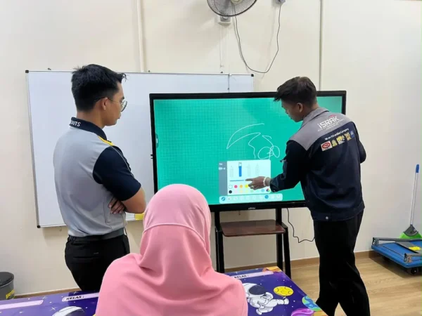Arvia team training SK PPKI Taiping teachers to use the AI smartboard for special education