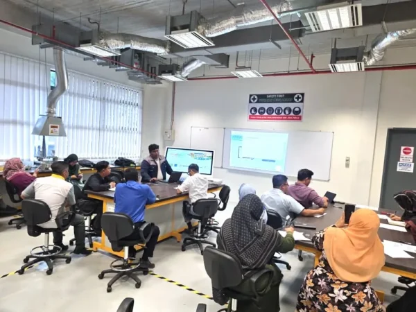 Team Arvia explaining directory and website use on Touchscreen Kiosk Arvia CREaTE Melaka to JKR CREaTE staff
