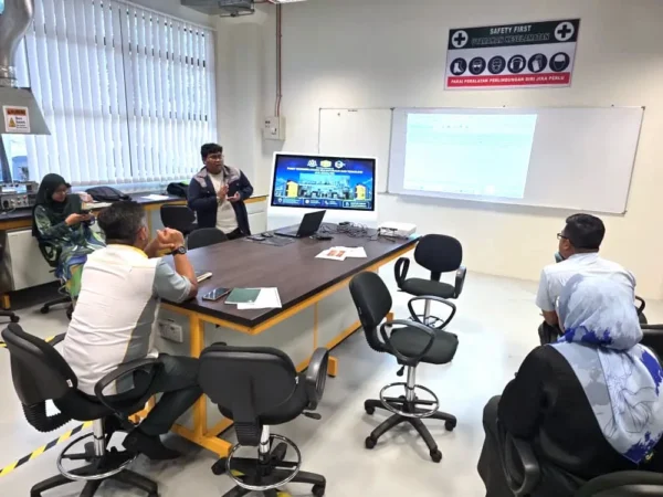 Team Arvia explaining usage of Touchscreen Kiosk Arvia CREaTE Melaka