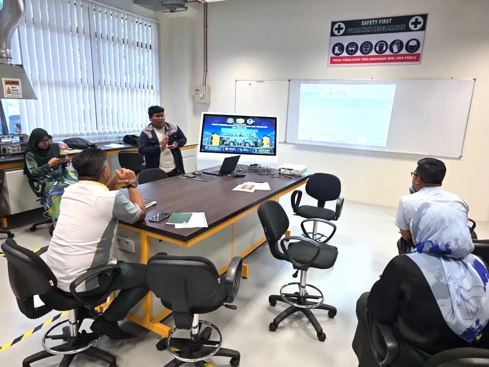 Touchscreen Kiosk Arvia Create Melaka: Proven 2026 Team Arvia explaining directory and website use on Touchscreen Kiosk Arvia CREaTE Melaka to JKR CREaTE staff
