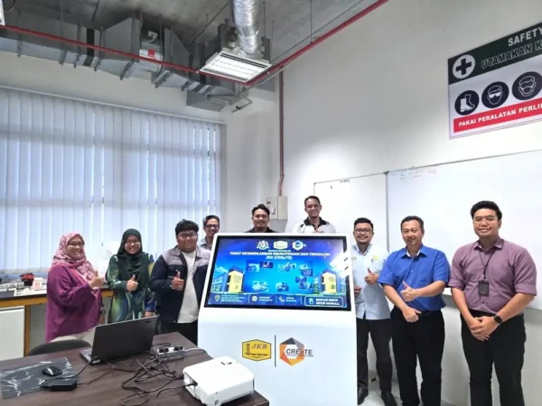 Team Arvia with JKR CREaTE Melaka staff at the Touchscreen Kiosk Arvia CREaTE Melaka installation