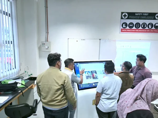 JKR CREaTE Melaka staff testing Touchscreen Kiosk Arvia CREaTE Melaka