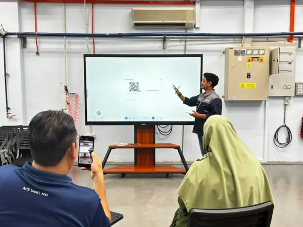 Wireless screen sharing app in use with Arvia Smartboard UniKL Kulim during a lecture, via Israk Solutions