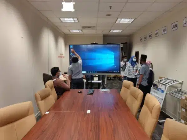 jabatan-pendidikan-tinggi-interactive-smartboard-007