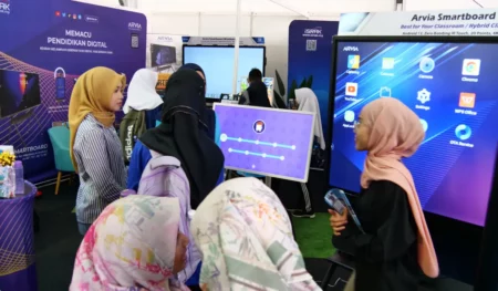 karnival pendidikan sinar bestari-smartboard-windows and android-dataran karangkraf-011