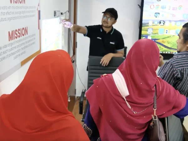 lawatan-smk-klang-utama-ke-showroom-israk-solutions-006