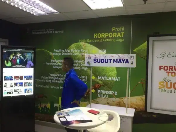 majlis-bandaraya-petaling-jaya-mbpj-touchscreen-floor-standing-kiosk-002