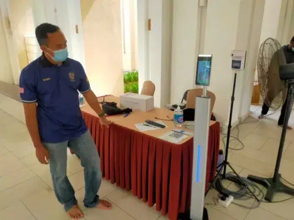 masjid-tengku-ampuan-jemaah-temperature-scanner-fever-screening-001