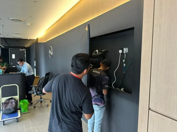 digital signage media player with cdms rz cloud solutions arvia israk solutions