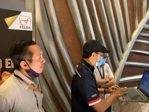 menara-felda-touchscreen-floor-standing-kiosk--003