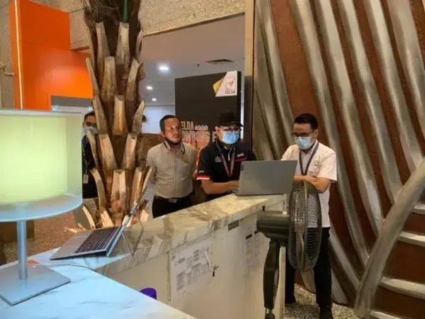 menara-felda-touchscreen-floor-standing-kiosk--005