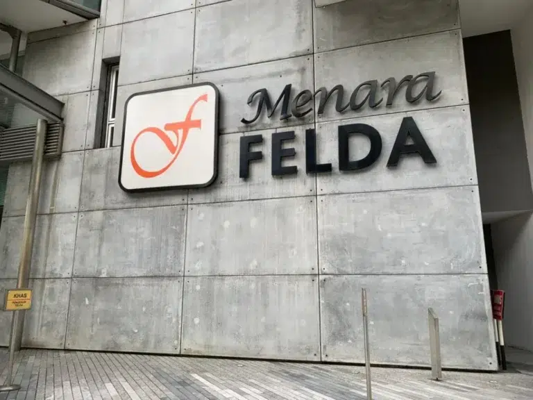menara felda touchscreen floor standing kiosk 007