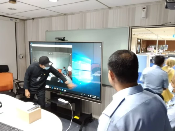 ministry-of-defence-interactive-smartboard-004