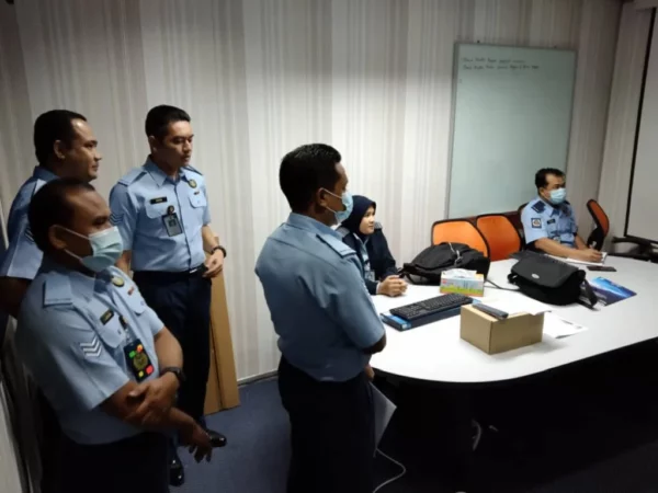 ministry-of-defence-interactive-smartboard-005