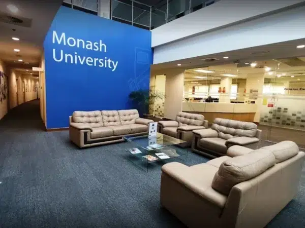 monash-university-interactive-smartboard-002