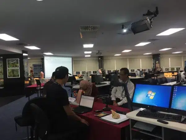 monash-university-touchscreen-floor-standing-kiosk--001