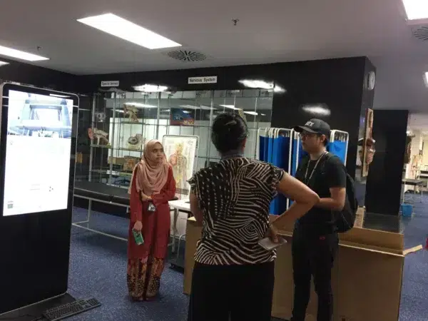 monash-university-touchscreen-floor-standing-kiosk--003