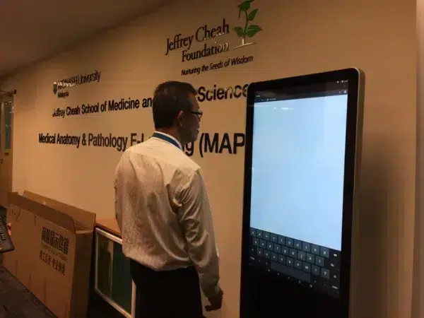 monash-university-touchscreen-floor-standing-kiosk--004