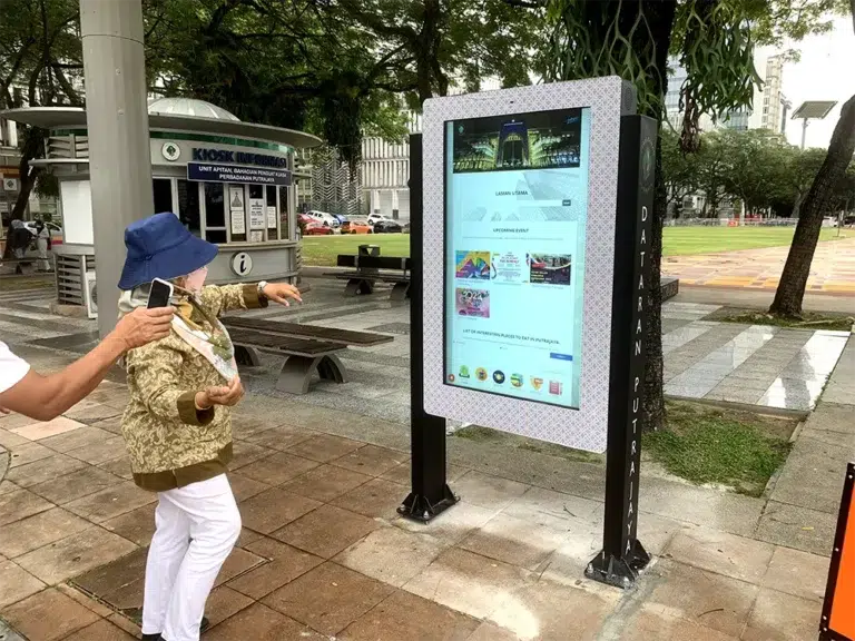 outdoor touchscreen kiosk perbadanan putrajaya 1000x750 010