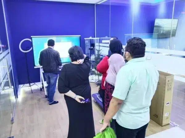 planetrade-holding-interactive-smartboard-005