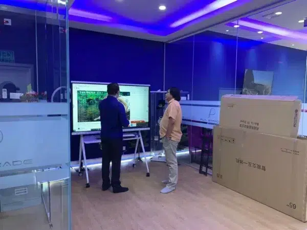 planetrade-holding-interactive-smartboard-007