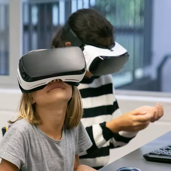 Hybrid Learning Transformed: The Impact of Virtual Reality in Expanding Educational Horizons