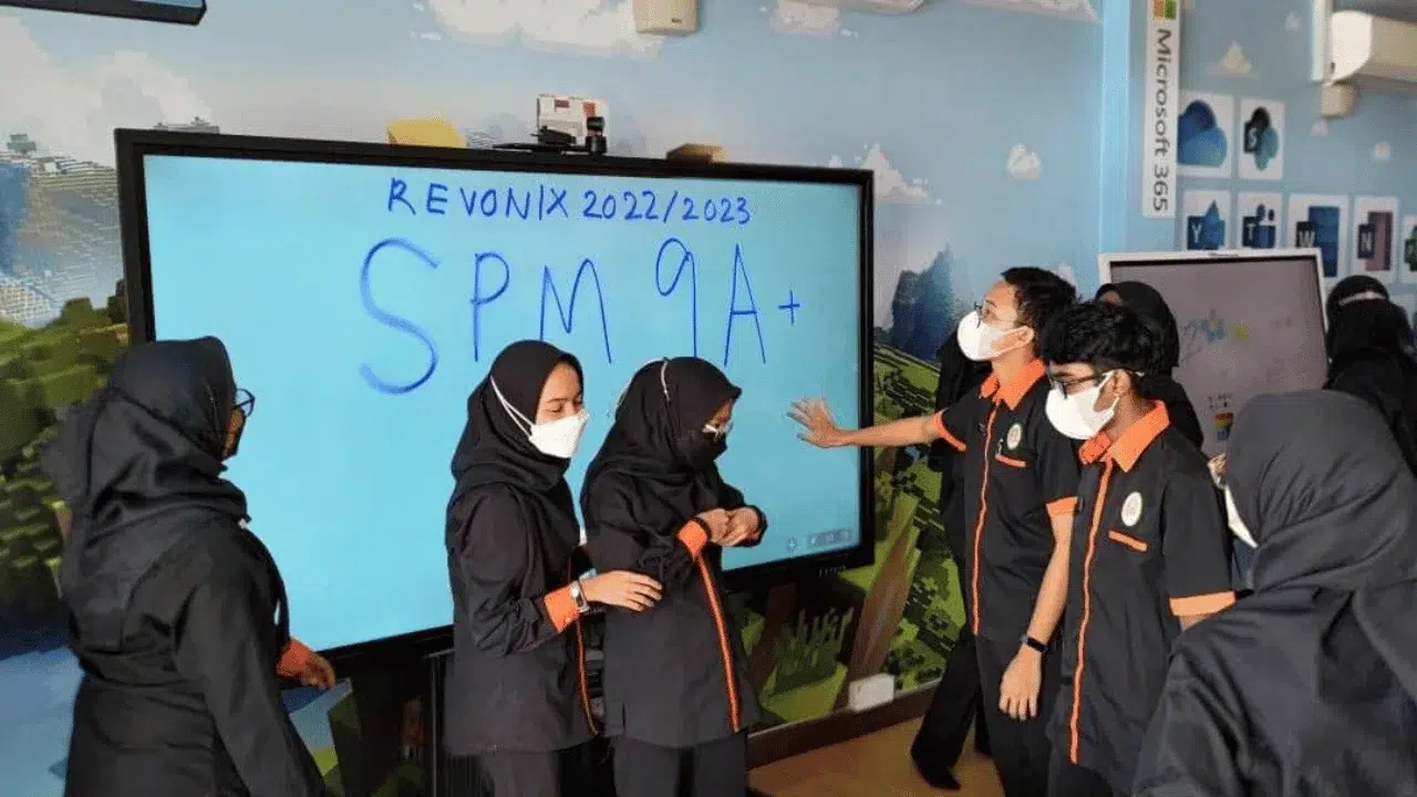 The Educational Revolution With Arvia Smartboard: Empowering Primary And Secondary Education school-smartboard-1