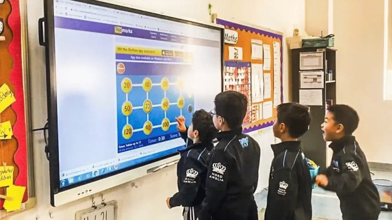 The Educational Revolution With Arvia Smartboard: Empowering Primary And Secondary Education school-smartboard-2